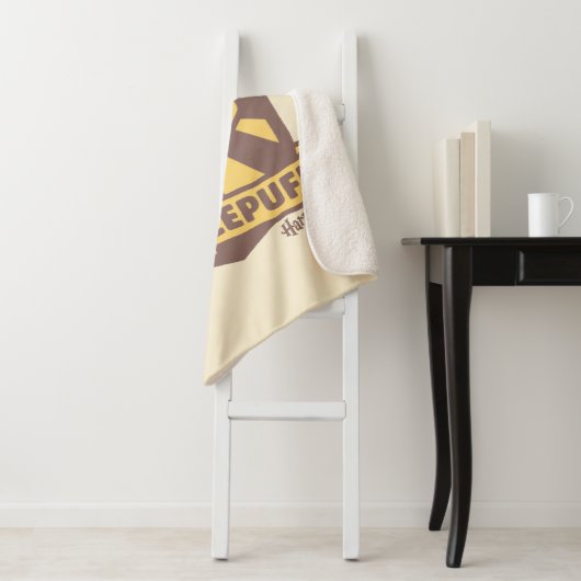 HARRY POTTER™ | Summer Magic HUFFLEPUFF™ Crest Sherpa Deken (In situ)