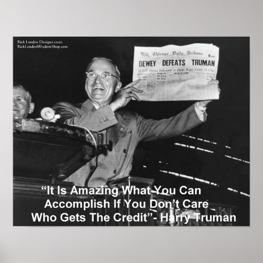 Harry Truman Holding Newspaper “Dewey Loves Truman Poster (Voorkant)