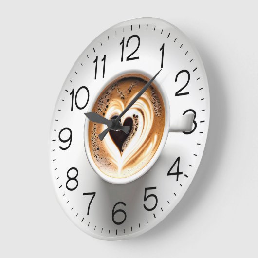 Hart cappuccino in witte beker grote klok (Hoek)