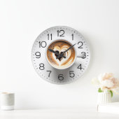 Hart cappuccino in witte beker grote klok (Huis)