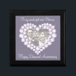 Hart diamant bruiloft foto vrouw geschenkdoos cadeaudoosje<br><div class="desc">diamant grafisch effect keepsake trinket geschenkdoos. Perfect om een extra speciaal cadeau voor uw vrouw te presenteren op een speciale 60 jaar diamanten bruiloft of andere speciale gelegenheid. Geschenkdoos met de tekst: "Aan mijn geweldige vrouw Patricia. Happy Diamond Jubileum kan worden aangepast met uw foto en eigen naam en woorden....</div>