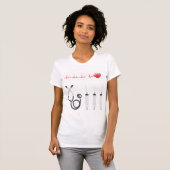 Hart ECG-monitor met stethoscoop en spuiten T-shirt (Voorkant volledig)
