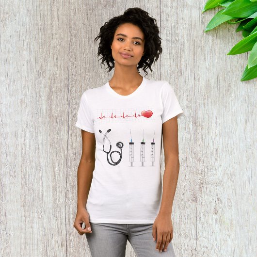 Hart ECG-monitor met stethoscoop en spuiten T-shirt