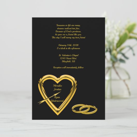 Hart en ringen in goud op het zwarte hedendaagse h kaart (Staand voorkant)