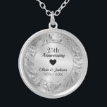 Hart en zilver Ornament Zilver Vergulden Ketting<br><div class="desc">Elegant zilvergrijs bloemsiermiddel op een zilveren achtergrond en zwart hart in het midden. Jaar kan worden gewijzigd</div>