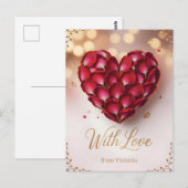 Hart gemaakt van dieprode rozenblaadjes en gouden  briefkaart (Voorkant / Achterkant)