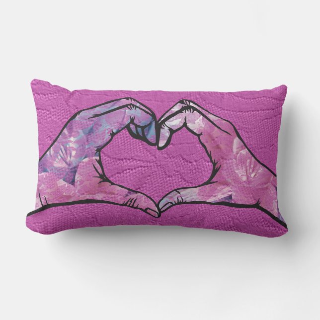 Hart Handen op Roze Kant Achtergrond Kussen (Voorkant)