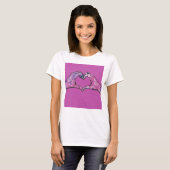 Hart Handen op Roze Kant Achtergrond T-shirt (Voorkant volledig)