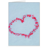 hart in de sneeuw gemaakt van rode holly bessen. (Voorkant)