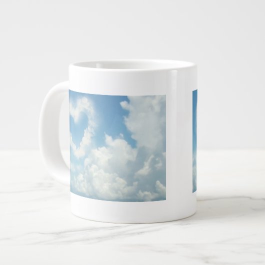 Hart in de wolken, roomvormig blauw hemel grote koffiekop (Links)