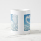 Hart in de wolken, roomvormig blauw hemel grote koffiekop (Voorkant)