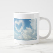 Hart in de wolken, roomvormig blauw hemel grote koffiekop (Rechts)
