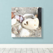 Hart in een het canvasdruk van Shell 12x12 omlijst Canvas Afdruk (Insitu (Houten vloer))
