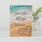 Hart in het zand bruiloft uitnodiging (Staand voorkant)