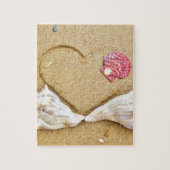 hart in het zand met schelpen legpuzzel (Verticaal)