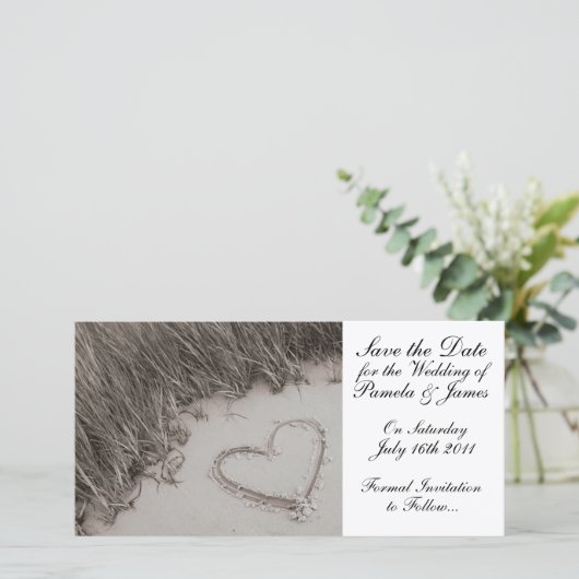 Hart in het zand Red de datum Save The Date (Staand voorkant)