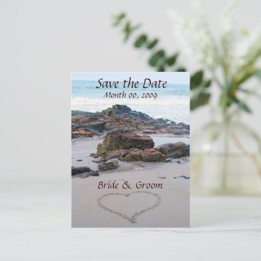Hart in het zand Save the Date Briefkaarten (Staand voorkant)