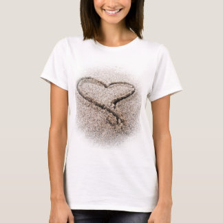 hart in het zand t-shirt