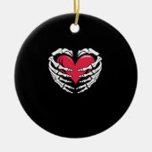 Hart in skeletale handen Klassiek Keramisch Ornament (Voorkant)