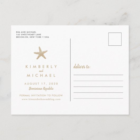 Hart in strandzand Trouwen Save the Date Aankondigingskaart (Achterkant)