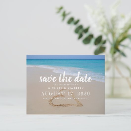 Hart in strandzand Trouwen Save the Date Aankondigingskaart (Staand voorkant)