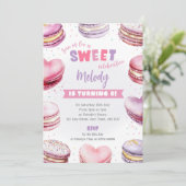 Hart Macaron Verjaardag Nodig Sweet Celebration ui Kaart (Staand voorkant)