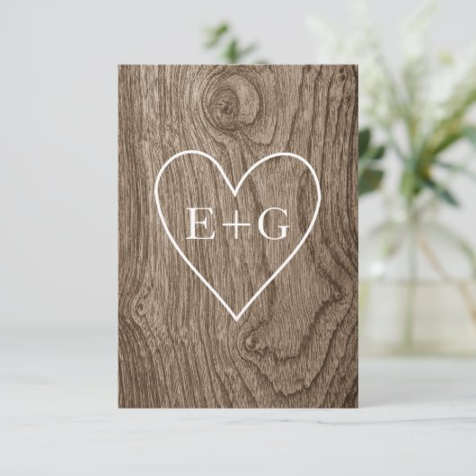 Hart met initialen houtnerf rustieke bruiloft RSVP (Staand voorkant)