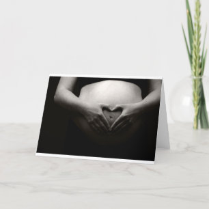 Hart op een zwangere buik kaart