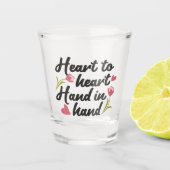 Hart tot Hart, Hand tot Hand - Romantisch Quote Shot Glas (Voorkant)
