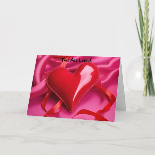 Hart-valentijnskaart met roze lint en rode hart kaart (Voorkant)