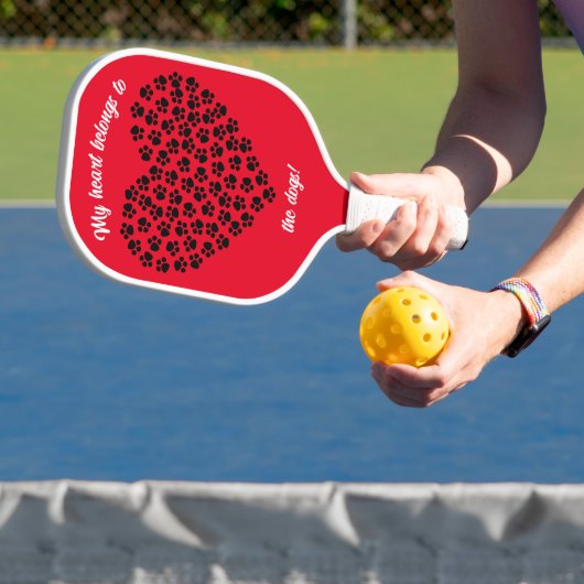 Hart van zwarte verf, dubbelzijdig rood pickleball paddle (Insitu)