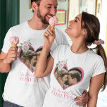 Hart vorm foto chique bloesem verloving t-shirt<br><div class="desc">We besloten tot eeuwig typografie script zijn en haar namen gepersonaliseerde t-shirt met hart vorm paar foto's en roze rozen.                 Perfect voor een verloving,  huwelijksaankondiging of jubileumfeest te Valentijnsdag!</div>