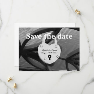Hart vorm hangslot op hek foto bruiloft save the date