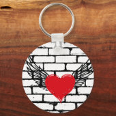 Hart W / Vleugels op bakstenen muur. Sleutelhanger (Voorkant)