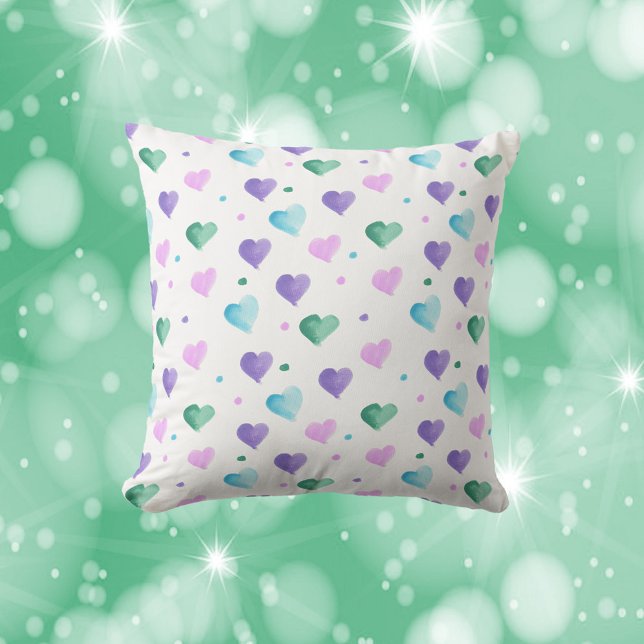 Hart Waterverf Patroon Roze Blauw Paarse Groen Kussen (A throw pillow with water color hearts and polka dots done in pink, blue, purple and green.)