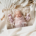 HARTELIJK BEDANKT | Bekendmaking van de geboorte v Briefkaart<br><div class="desc">Viel de geboorte van uw pasgeboren baby met dit borstelscriptontwerp dat het schattige baby op de achtergrond aanvult. U kunt het afbeelding van het baby en de tekst aan uw keus personaliseren.</div>