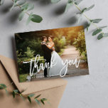 HARTELIJK BEDANKT | Land tekst bruiloft bedankt ka Briefkaart<br><div class="desc">Het land met de naam 'borstelscript' is voorzien van een prachtige foto van de nieuwe Mr. en Mrs. Het afbeelding en de kleuren en tekst kunnen worden gepersonaliseerd.</div>