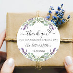 Hartelijk dank voor de bruinbruidjes van Lavender Ronde Sticker<br><div class="desc">Een stijlvolle witte achtergrond met lavendel bloemen en eucalyptusgroen. Pas uw namen en trouwdatum aan en voeg deze toe. Met de tekst: Bedankt voor het delen van onze speciale dag.</div>