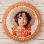 Hartelijk dank voor de komst van de aangepaste fot ronde button 5,7 cm<br><div class="desc">Dit eenvoudige en moderne ontwerp is samengesteld uit serif typografie en voegt een douanefoto toe."Dank u voor het komen aan Mijn Partij"bovenop uw douanefoto. Ideaal voor verjaardagsfeestjes,  of wegwerptassen,  cadeautassen,  verjaardagen of andere partijen!</div>