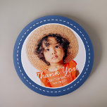 Hartelijk dank voor de komst van de aangepaste fot ronde button 5,7 cm<br><div class="desc">Dit eenvoudige en moderne ontwerp is samengesteld uit serif typografie en voegt een douanefoto toe."Dank u voor het komen aan Mijn Partij"bovenop uw douanefoto. Ideaal voor verjaardagsfeestjes,  of wegwerptassen,  cadeautassen,  verjaardagen of andere partijen!</div>
