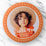 Hartelijk dank voor de komst van de moderne aangep ronde button 5,7 cm<br><div class="desc">Dit eenvoudige en moderne ontwerp is samengesteld uit serif typografie en voegt een douanefoto toe."Dank u voor het komen aan Mijn Partij"bovenop uw douanefoto. Ideaal voor verjaardagsfeestbevoordelingen of weggaven,  of cadeautassen,  verjaardagsfeestjes,  verjaardagsfeestjes of andere partijen!</div>