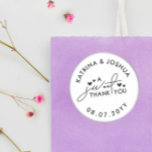 Hartelijk dank voor het huwelijk ronde sticker<br><div class="desc">Het huwelijk bevoordeelt stickers in het wit met een zwart typografisch ontwerp en hart. Met een mooie trouwerij zijn stickers een plezier in een mooie typografie. Witte bruiloft begunstigt stickers met zwarte tekst en kleine harten. De bruiloft bevoordeelt stickers in wit en zwart. Stickers voor weddenschappen worden gepersonaliseerd met je...</div>