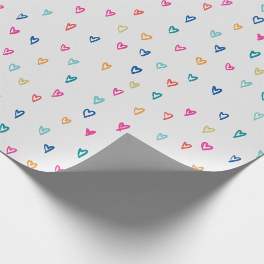 Hartelijk gekleurde liefdesharten op witte achterg cadeaupapier (Hoek)