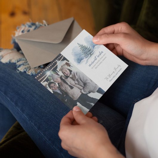 Hartelijke groeten Sneeuw bedekte groene den Feestdagenkaart