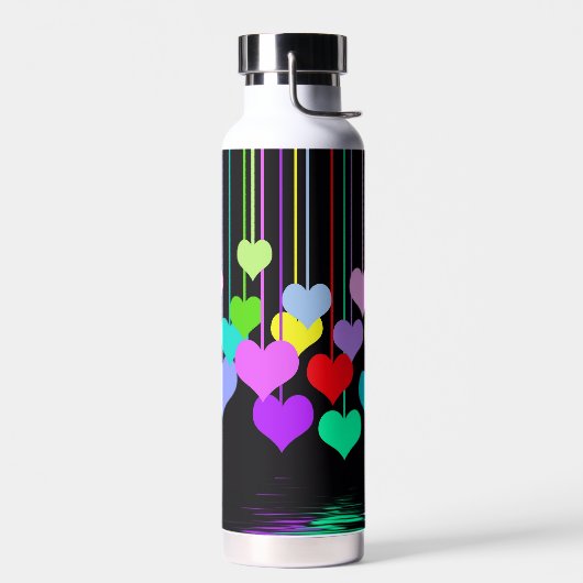 Harten bungelen op zwart waterfles (Links)