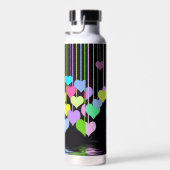 Harten bungelen op zwart waterfles (Rechts)