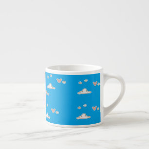 Harten en wolken op blauw espresso kop