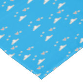 Harten en wolken op blauw tafelkleed (Gekanteld)