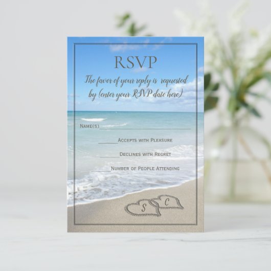 Harten in het Zand Strand Bruiloft Monogram RSVP (Staand voorkant)