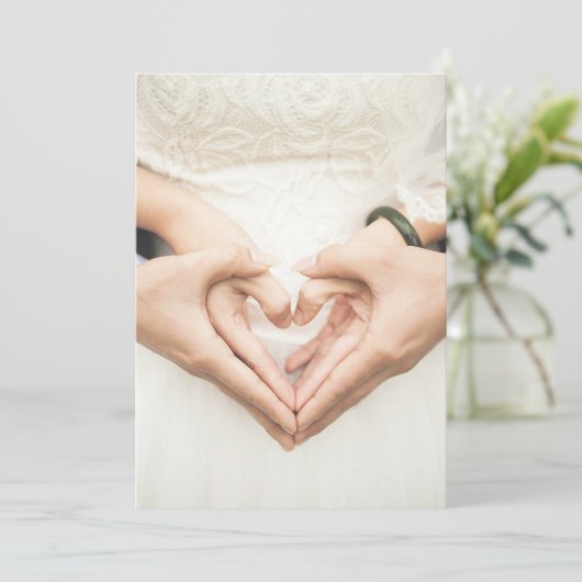 Harten in onze handen bruiloft kaart (Staand voorkant)